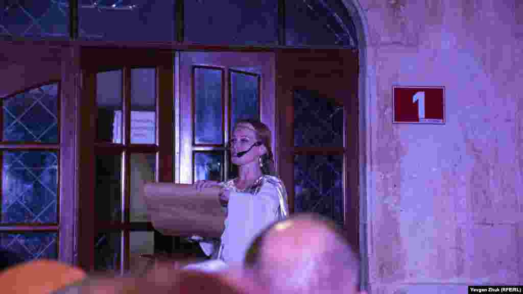 В «Саду миниатюр». Древнегреческая богиня женской красоты Афродита в исполнении заслуженной артистки Севастополя Марии Мандзий 