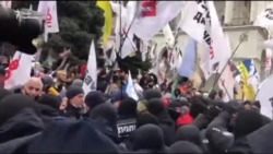 Сутички на майдані Незалежності. ФОПи встановили намети – відео Сутички на майдані Незалежності. ФОПи встановили намети – відео