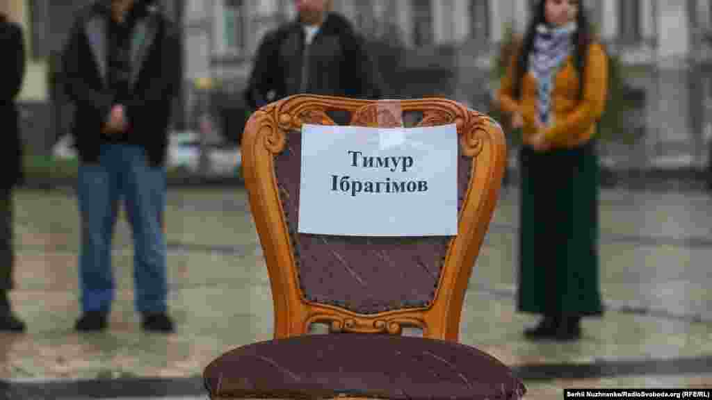 В октябре 2017 года российские силовики арестовали шестерых жителей Бахчисарая. Это Тимур Ибрагимов, Марлен Асанов, Мемет Белялов, Сейран Салиев, Сервер Зекирьяев и Эрнес Аметов. Все, кроме Эрнеса Аметова, в сентябре 2020 года были приговорены российским судом к заключению в колонии строгого режима. Наименьший срок – 13 лет. Представители международной исламской политической организации «Хизб ут-Тахрир» называют своей миссией объединение всех мусульманских стран в исламском халифате, но они отвергают террористические методы достижения этого и говорят, что подвергаются несправедливому преследованию в России. Верховный суд России запретил «Хизб ут-Тахрир», обвинив в причастности к терроризму. Правозащитники считают крымчан, арестованных и осужденных по «делу Хизб ут-Тахрир» политузниками, а их преследование мотивированным по религиозному признаку.