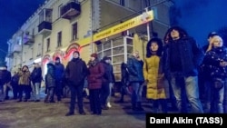 Люди спостерігають за пожежею у торговельному центрі в Кемерові, Росія, 25 березня 2018 року