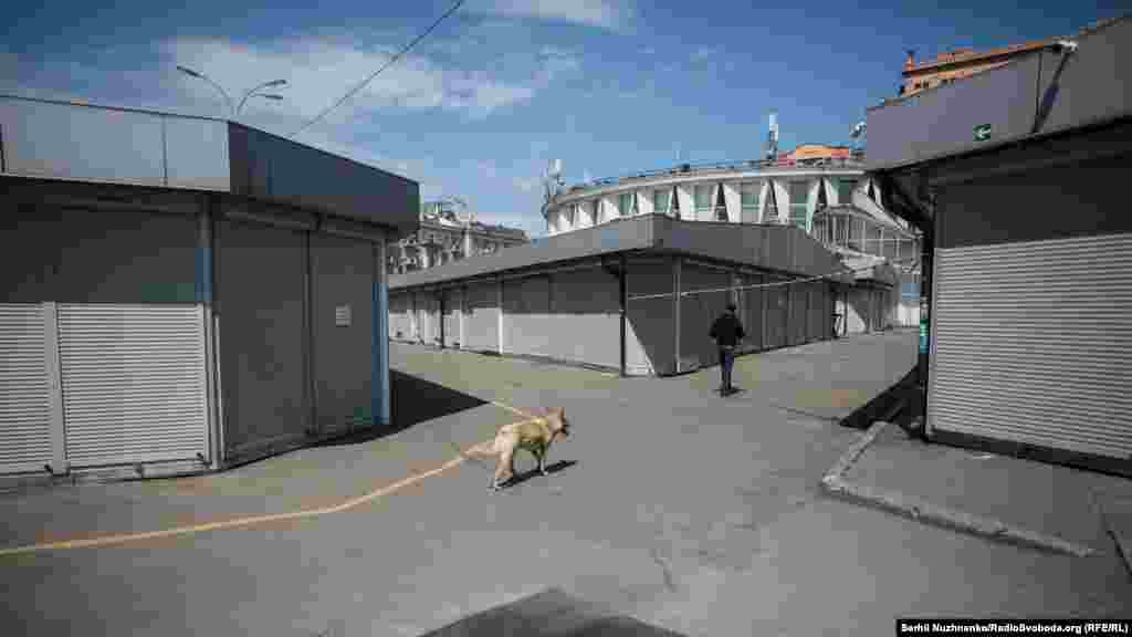 30 квітня Кабмін дозволив відкрити ринки. Але через різні причини не всі ринки відчинилися. На фото закриті кіоски ринку на Печерську