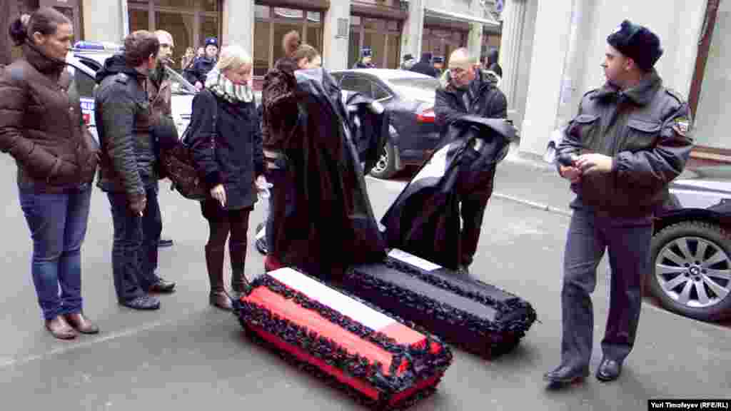 . Не более пяти минут сотрудники Минздрава могли наблюдать акцию и слушать траурную музыку – приехавшие милиционеры задержали участников акции и оркестр. 