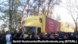 Вантажівка з аудіоапаратурою стала причиною штовханини під Верховною Радою, 22 жовтня 2017 року