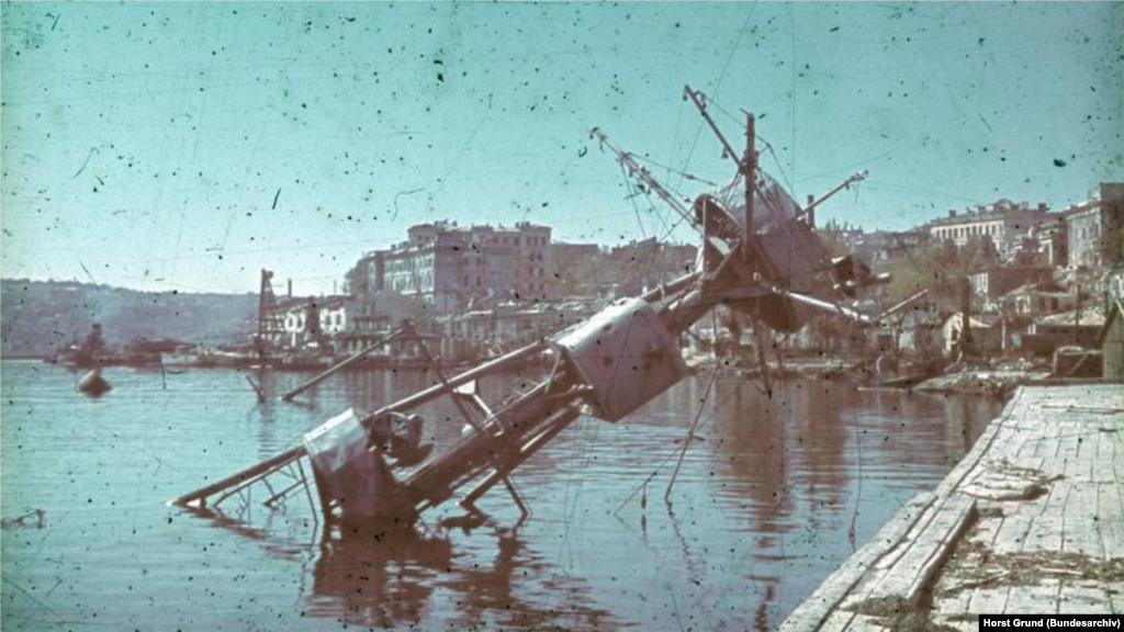 Несмотря на то, что Германия не располагала боевыми кораблями на Черном море, советский флот понес огромные потери от мин (в том числе и своих), а также авиаударов воздушных сил нацистской Германии. На фото: фок-мачта крейсера «Червона Украина» в Севастополе, июль 1942 года
