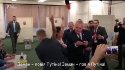 Напівоголена жінка вистрибнула перед Земаном під час голосування на виборах президента Чехії (відео) Напівоголена жінка вистрибнула перед Земаном під час голосування на виборах президента Чехії (відео)