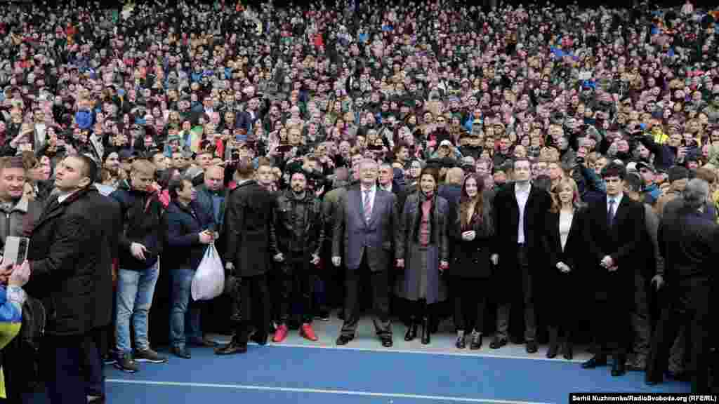 Президент України і кандидат на президентську посаду Петро Порошенко (посередині) під час колективного фотографування на стадіоні «Олімпійський». Київ, 14 квітня 2019 року БІЛЬШЕ ПРО ЦЕ