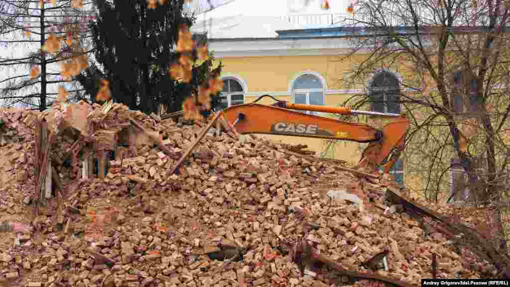 Аналогичный корпус стоял в глубине городка. В ночь с 5 на 6 марта его уничтожила строительная техника. 