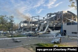 Наслідки комбінованого ракетного-дронового удару російської армії по Херсону: загибель і поранення людей, руйнування цивільної інфраструктури