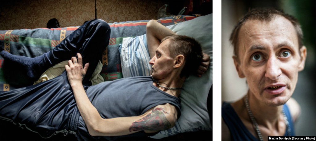 Костянтин, 42 роки. Діагноз: мультирезистентний туберкульоз і ВІЛ. Херсонський протитуберкульозний диспансер, серпень 2011 року. В дитинстві його бив вітчим. Намагався застрелитись, але куля пройшла наскрізь, зробивши незрячим на праве око. Після реанімації став уживати наркотики. Це тривало 25 років. Возив мак із Західної України. Відбував покарання. У тюрмі «зав’язав». На другому році перебування за ґратами захворів на поліомієліт, зробили знімки, виявили туберкульоз. Чотири місяці пробув на лікуванні. Мати провідувала щодня, приносила їжу і ліки. Помер 24 серпня 2011 року.