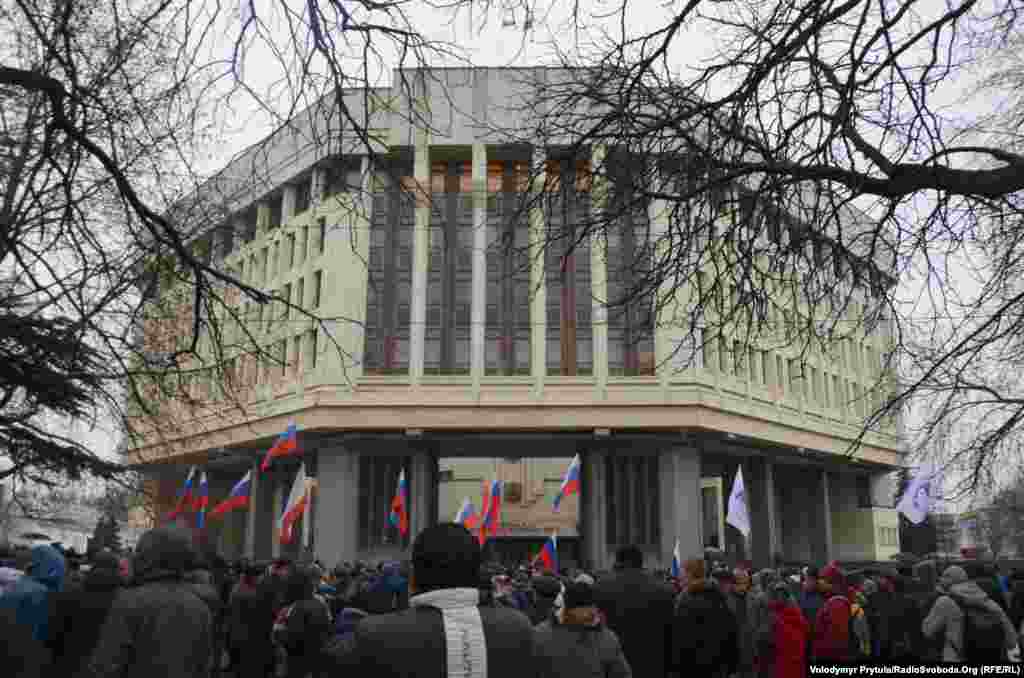 Проросійські активісти мітингують біля кримського парламенту, Сімферополь, 27 лютого
