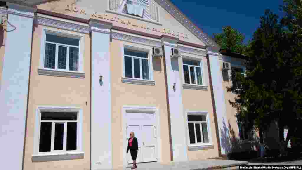 Будинок культури села Тузли – центру об’єднаної територіальної громади. В селищі мешкає близько двох тисяч людей – приблизно 80% населення всієї громади. Населений пункт було засновано наприкінці XVIII сторіччя.