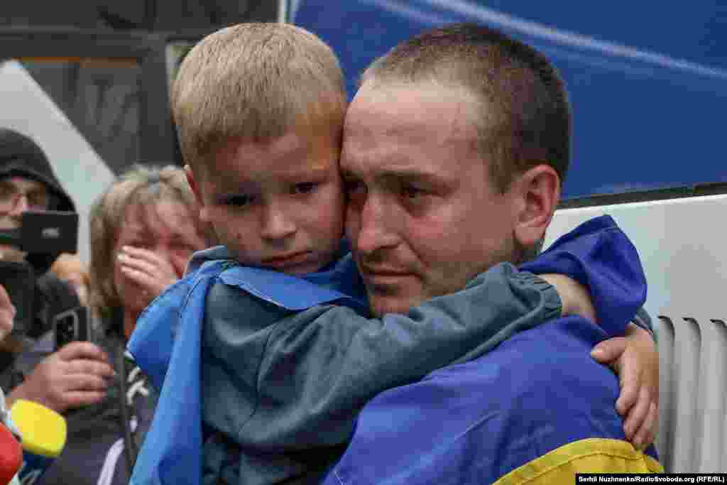 На цьому фото тато й син, які не бачилися впродовж 17 місяців, доки батько перебував у полоні РФ