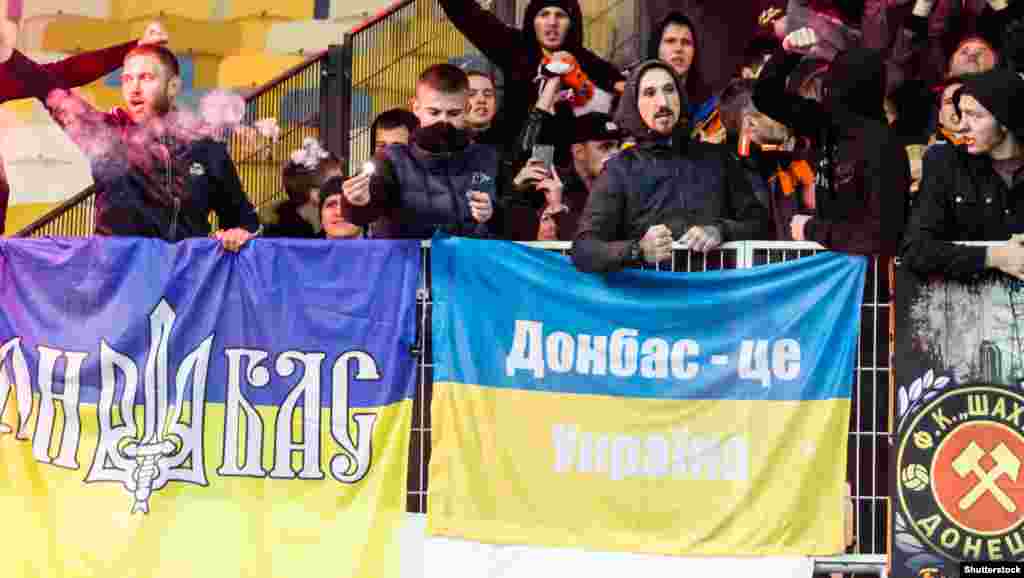 Вболівальники донецького «Шахтаря» під час матчу з київським «Динамо» на НСК «Олімпійський» у Києві, 22 жовтня 2017 року