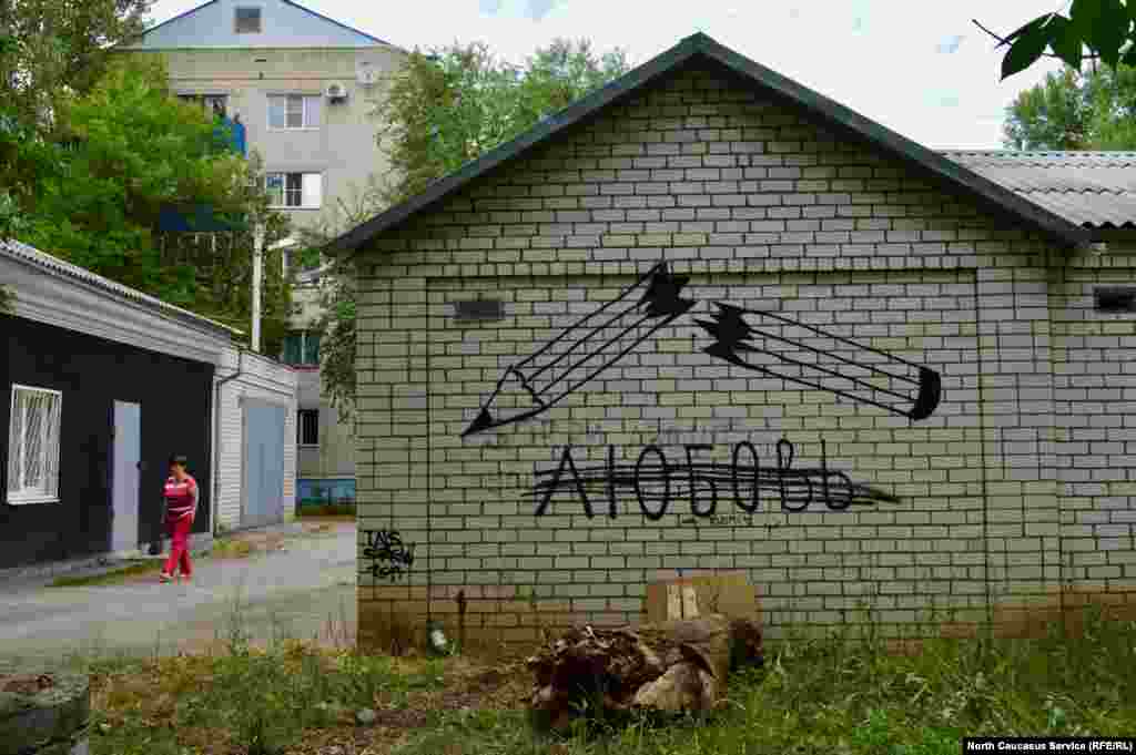 Малые формы граффити на соседних гаражах