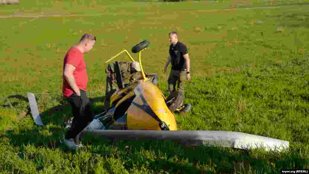 Спустя примерно полтора часа все полеты над Белой скалой пришлось прекратить из-за этого инцидента – падения гироплана. К счастью, никто не пострадал