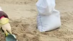 Волонтеры на очистке пляжа от нефтепродуктов.mp4 Волонтеры на очистке пляжа от нефтепродуктов.mp4