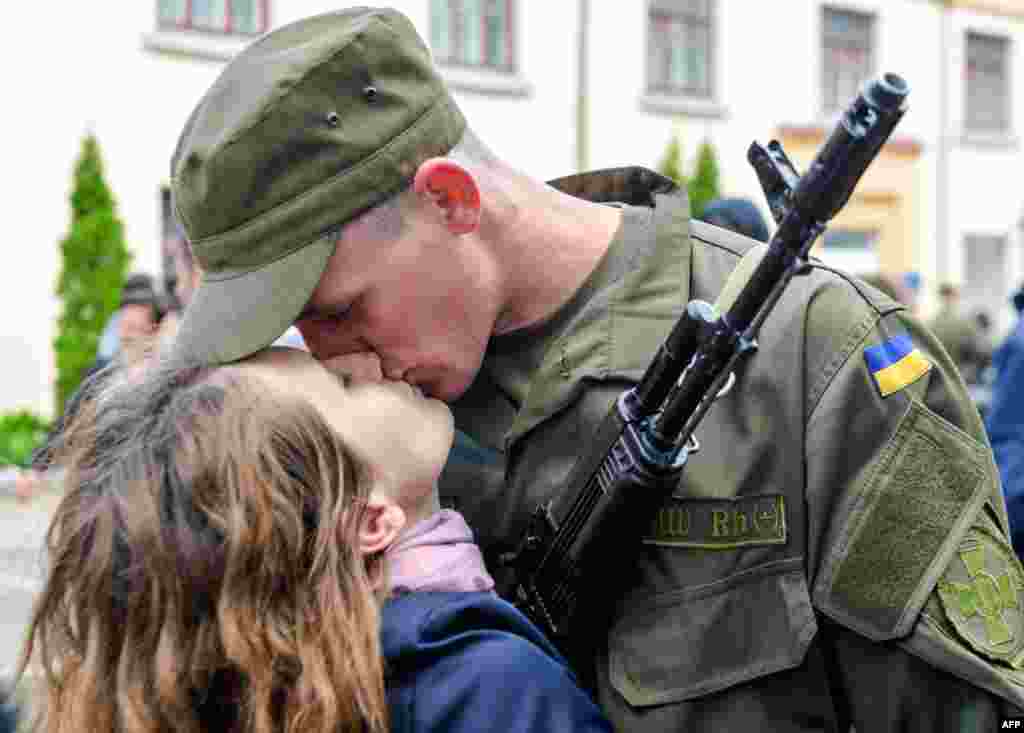Військовослужбовець Національної гвардії України цілує свою дівчину після церемонії присяги. Харків, 16 травня 2015 року