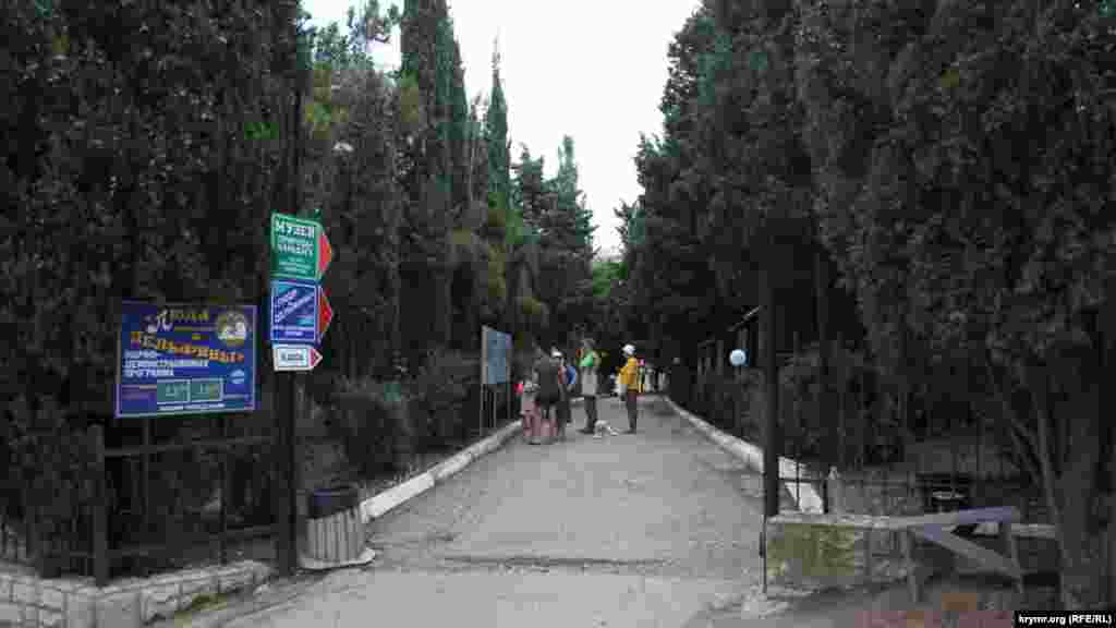 Вход на Биостанцию. На стенде у входа до сих пор написано, что «Карадаг – центр наивысшей приоритетности ландшафтного и биологического разнообразия Крыма и Украины»