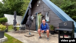 Михайло Совінський, бельгієць з українським корінням, на подвірʼї біля своєї колиби – літньої хатини на Франкополі