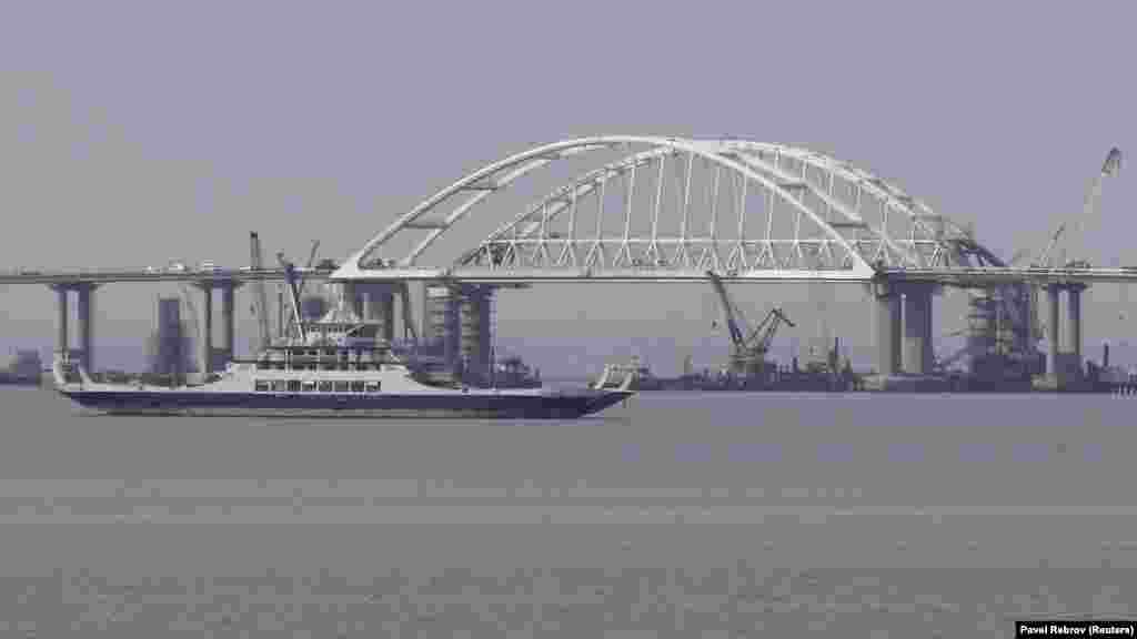 Тем временем Министерство инфраструктуры Украины отслеживает все компании, работающие на объектах Керченского моста, и обещает внести их в санкционные списки. А украинское правительство оценивает ущерб от российской инициативы строительства моста через Керченский пролив в десятки миллионов гривен