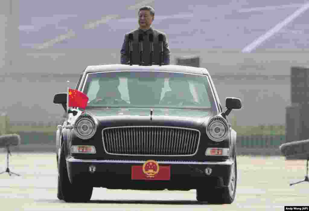 Kineski predsjednik Xi Jinping vrši smotru trupa prije vojne parade.