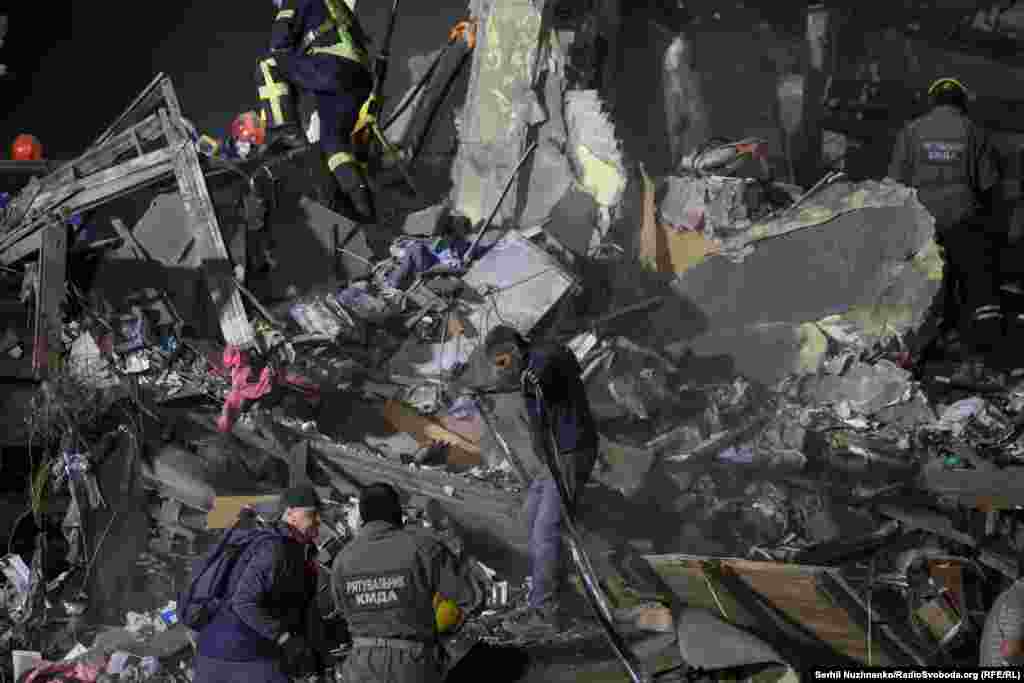 Рятувальники на руїнах будинку