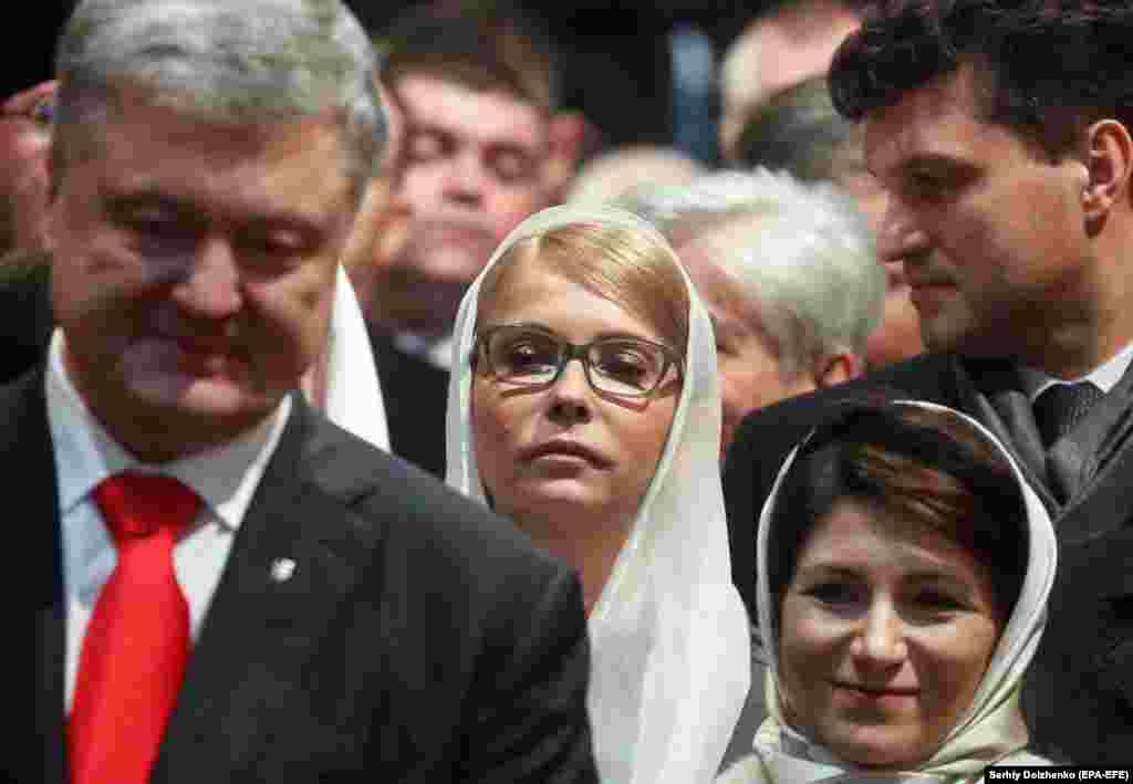 Президент України Петро Порошенко (ліворуч) і народний депутат України, лідер ВО «Батьківщина» Юлія Тимошенко (у центрі) під час урочистого богослужіння і церемонії інтронізації предстоятеля ПЦУ Епіфанія. Київ, 3 лютого 2019 року