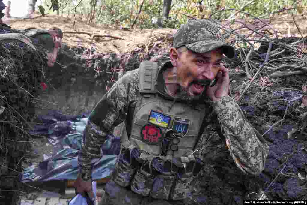 Аеророзвідка виявила переміщення російської піхоти, військові одразу ж відпрацьовують по координатах. «Постріл!» – голосно кричить Артем, і все навколо затягує пилом