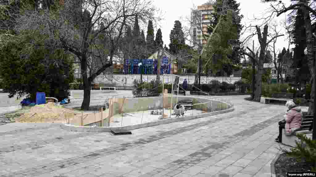 В прошлом году по программе «Формирование комфортной городской среды» благоустраивали сквер на улице Ломоносова. Власти города обещали закончить его в январе 2020 года, но работы там продолжаются до сих пор