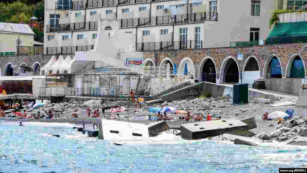 Чуть поодаль – большое количество железобетонных волнорезов. Таким образом здесь спасают береговую линию от штормов