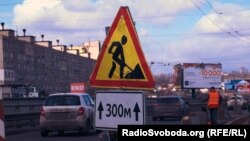 За даними «Київавтодору», рух буде обмежено також і під шляхопроводом