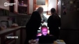 "Либо находишь выход, либо закрываешься". Как живут в Украине во время блэкаутов. Репортаж Настоящего Времени