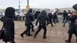 Задержания на пикете против поправок в Конституцию в Петербурге Задержания на пикете против поправок в Конституцию в Петербурге