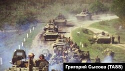 Федеральные войска пересекают административную границу с Чечней. 2 октября 1999 года