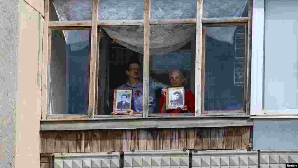 На седьмую неделю карантина припало 9 мая, празднование которого в привычном ключе стало невозможным из-за режима самоизоляции. Российскую акцию «Бессмертный полк» проводили прямо на балконах жилых домов. Это, например, Евпатория