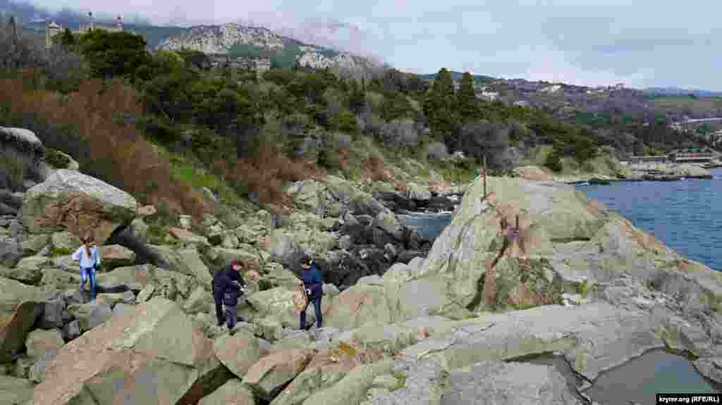Прямо из парка по камням можно подняться на скалу Айвазовского – огромную каменную глыбу в море