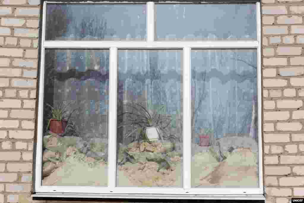 Із початку конфлікту в квітні 2014 року понад 750 навчальних закладів із обох сторін лінії розмежування були пошкоджені або зруйновані в результаті бойових дій. Через близькість до військових об’єктів, баз, складів і контрольно-пропускних пунктів школярі опиняються у серйозній небезпеці. Окрім цього, безпеці й психологічному здоров’ю дітей загрожують міни і вибухонебезпечні пережитки війни, що призводять до травм і стресу.