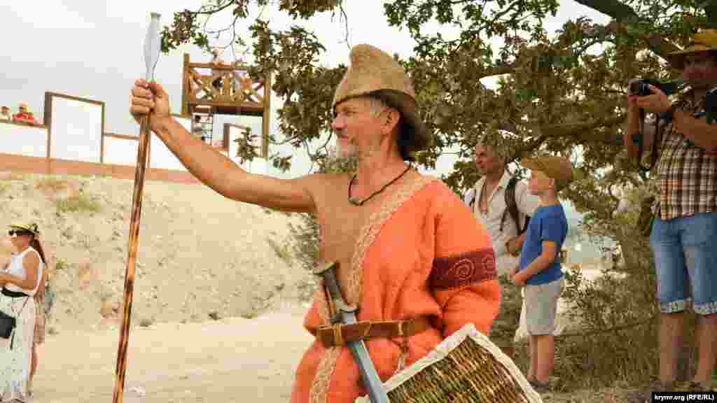 Реконструктор в костюме скифского воина наблюдает за «противниками» – римскими легионерами из лагеря на Федюхиных высотах (сентябрь 2020 года)