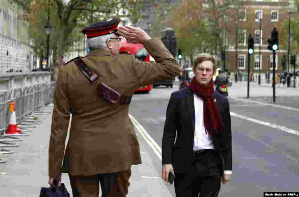 Офицер британской армии отдает честь, проходя мимо Кенотафа.  