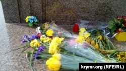 Цветы у памятника Тарасу Шевченко в Севастополе, 9 марта 2019 год