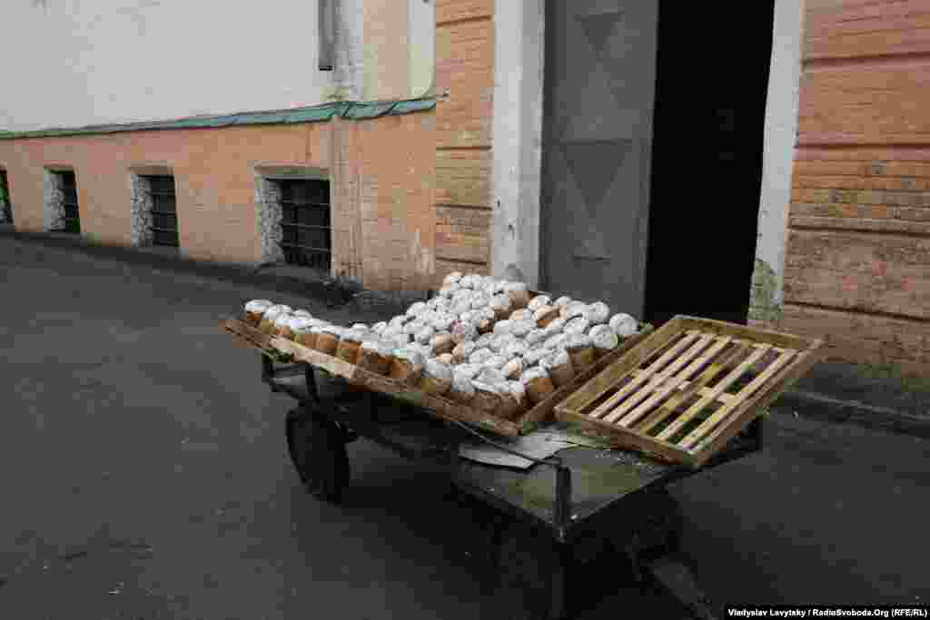 На таких возиках паски розвозять по корпусах і роздають ув’язненим