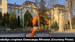 Підпалений диплом кандидата медичних наук Олександра Ябчанки