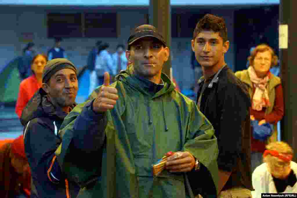 На площади достаточно крепких молодых людей, приехавших в Европу без семей, в надежде на сравнительно высокий достаток, который не сопровождается желанием найти работу. "Не поеду в Германию, там слишком холодно, – говорит один из них, беженец из Иордании. – Поеду в Италию, там теплее".