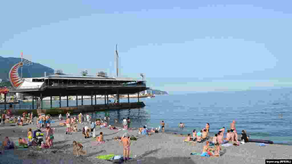 Пляж за рестораном «Апельсин». Заведение, к слову, закрыто