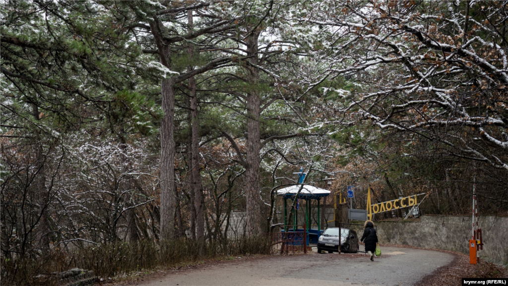 Шлагбаум с деревянной беседкой перед проходной санатория. По словам одного из работников здравницы, ныне там находятся 20 отдыхающих, прошлым летом было в десять раз больше. Санаторий же рассчитан на 500 человек 