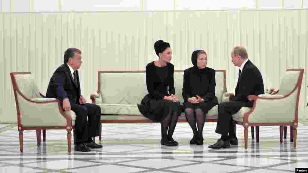 Восени 2016 року в Узбекистані помер президент Іслам Карімов: він очолював країну понад 25 років. Перші повідомлення про смерть Карімова з'явилися ще 29 серпня, але офіційно про неї повідомили по телебаченню лише ввечері 2 вересня. На похорон Карімова приїхало багато світових лідерів. На фото: президент Росії Володимир Путін із вдовою Карімова Тетяною та його дочкою Лолою Карімовою-Тіляєвою. Зліва – майбутній президент Узбекистану Шавкат Мірзійоєв, який зайняв президентську посаду через кілька місяців