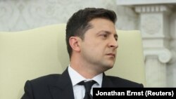 Українці, які пройшли повний курс вакцинації від COVID-19, отримають по одній тисячі гривень, пообіцяв президент Володимир Зеленський