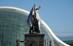 Військовий меморіал перед будівлею парламенту Кутаїсі незадовго до його відкриття 9 травня