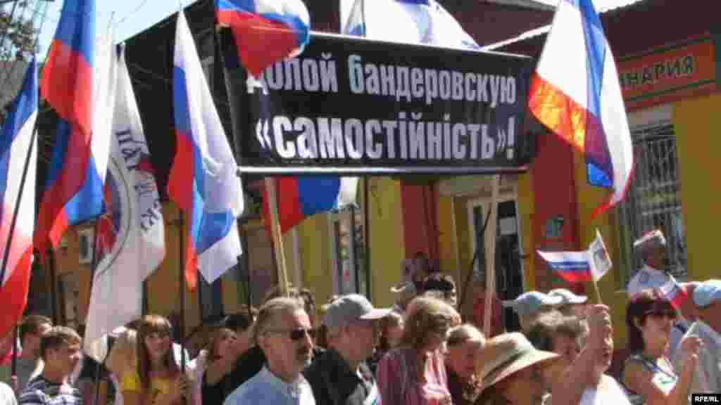 В это же время российские националисты организовали в Симферополе «Русский протест». Они прошли по центральным улицам города и заявили, что выступают против украинской независимости и не считают 24 августа праздником. Впрочем, сорвать празднование Дня Независимости Украины в Крыму русским националистам не удалось. Все торжественные и праздничные мероприятия прошли по плану