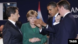 Президент Франции Николя Саркози, канцлер ФРГ Ангела Меркель, президент США Барак Обама и премьер-министр Великобритании Дэвид Кэмерон (слева направо) на саммите G20.